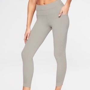 Athleta Chakra 7/8 legging- size XS